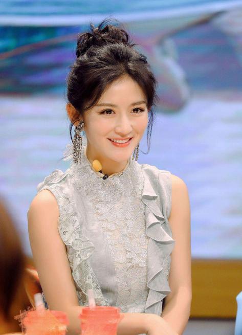 38岁谢娜外出拍广告曝光,小腹隆起孕味十足,曾豪言再要一个