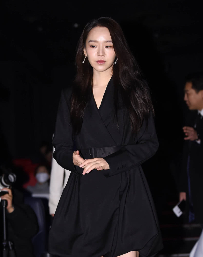 《蓝色大海的传说》她暗恋李敏镐7年,今申惠善穿西装花苞裙知性大气