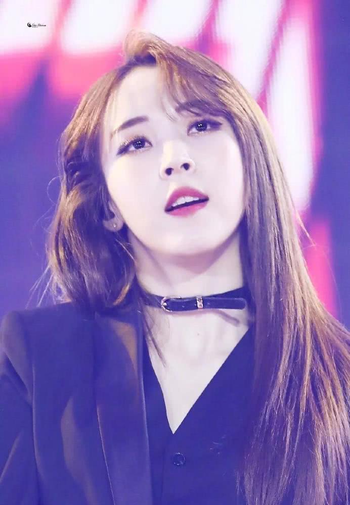 玟星真是西装终结者,最新造型魅力十足