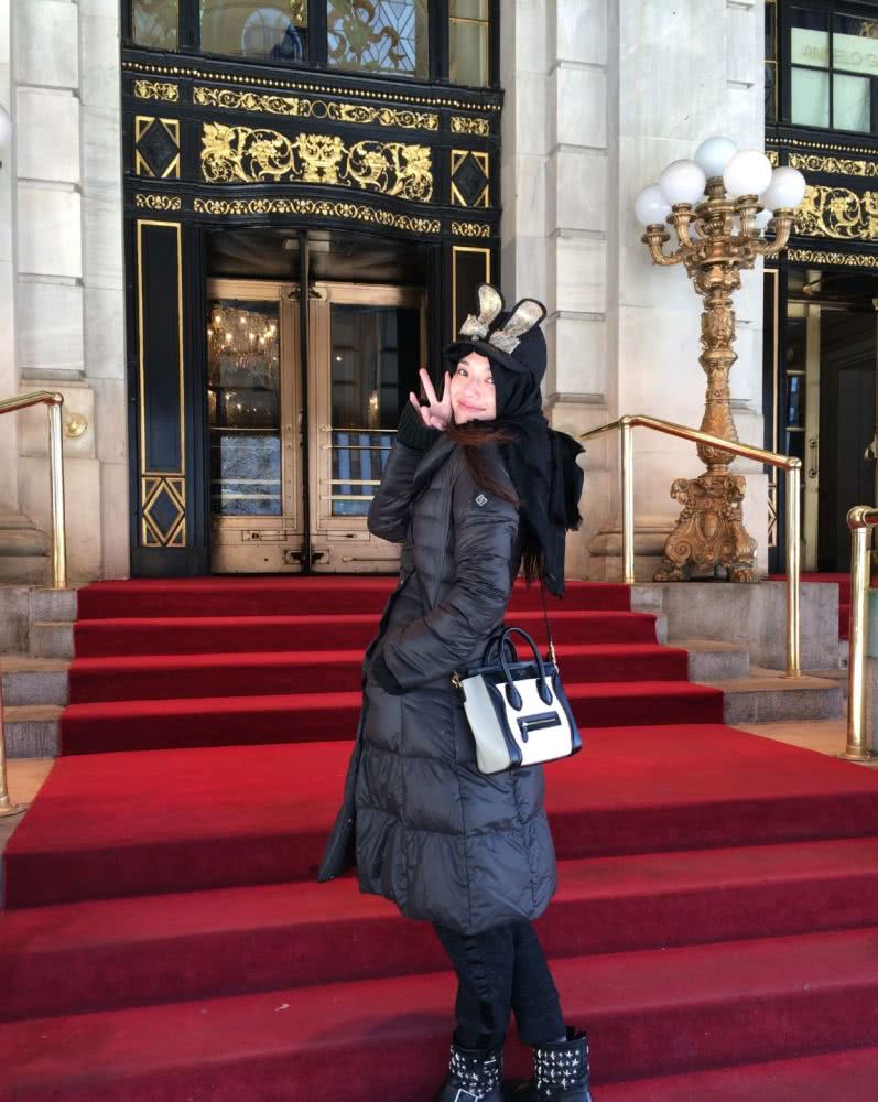 舒淇身穿驼色大衣配上一条“蛇”圈项链，个性十足