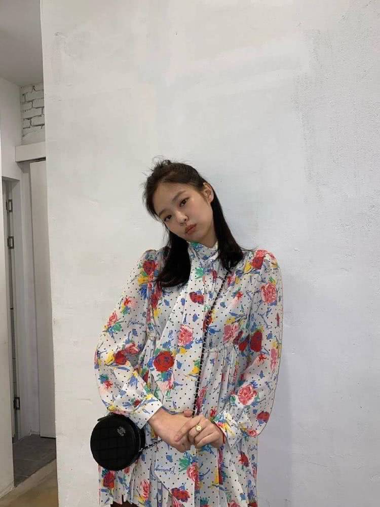 JENNIE大胆挑战碎花裙造型,却和金泫雅风格差距却这么大?