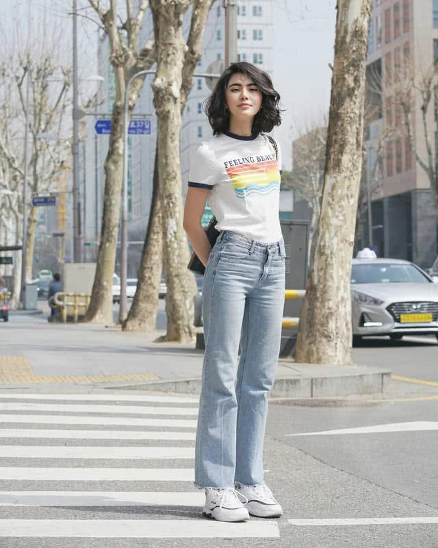 MAI身高175又不失凹凸感,穿牛仔裤配老气皮草竟然很减龄