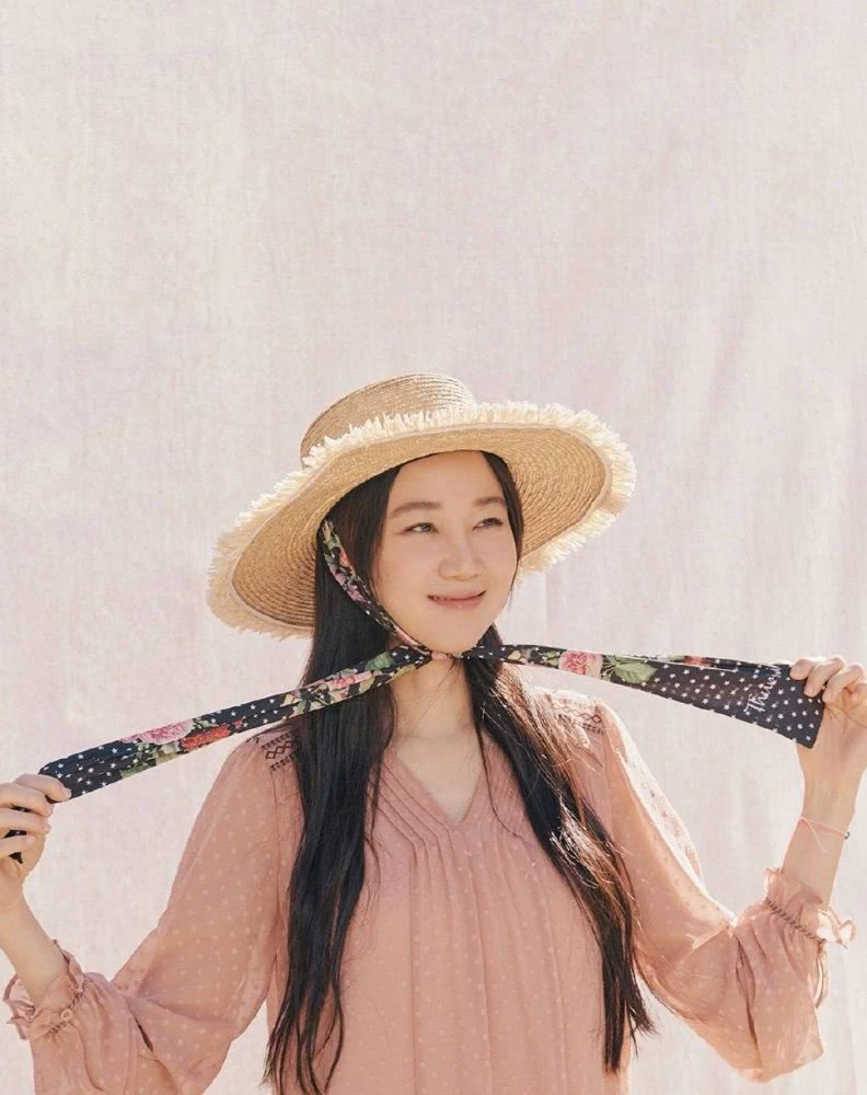 孔孝真模特出身却成演技派,穿V领粉色裙嫩成少女