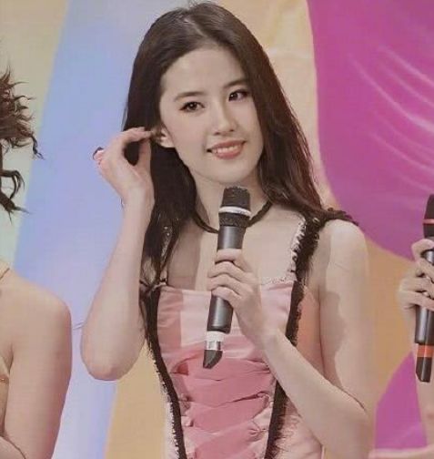 刘亦菲19岁舞台照被扒,穿三分裙热舞,看清男舞伴:粉丝沸腾了