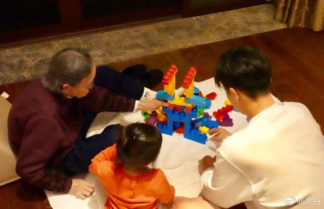 知情人曝朱丹与前夫离婚原因：女方地位攀升，感情渐行渐远