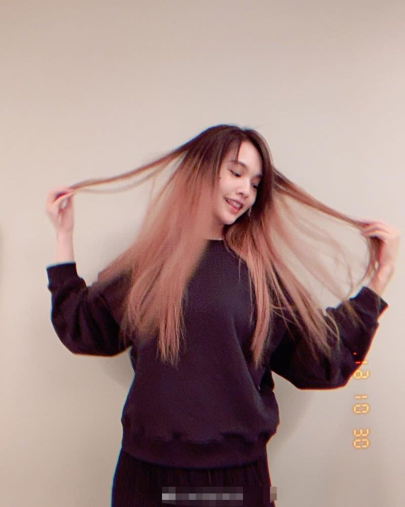 35岁杨丞琳逆生长，撩发卖萌太显嫩，越来越美