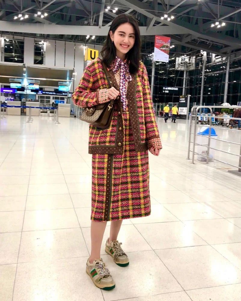 被喻为泰国第一神颜,今穿格纹套装裙尽显复古甜美