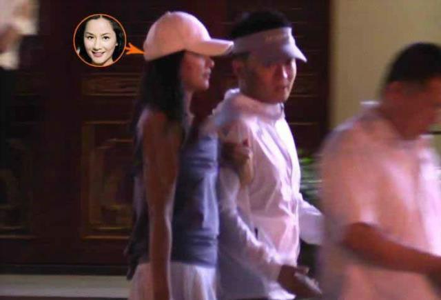 48岁瞿颖参加活动，瘦出新高度又见名模风采，古铜色腿太美丽吧