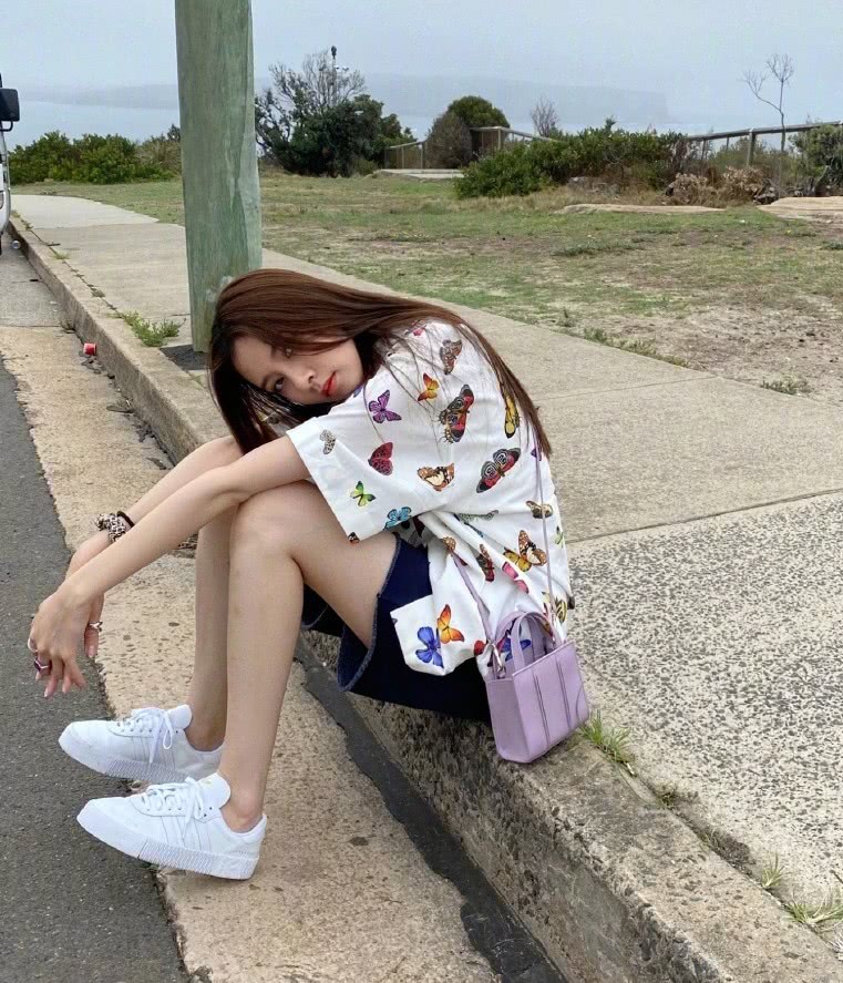 宋妍霏晒私服照,穿双拼绿色针织衫配露脐装尽显清新活力