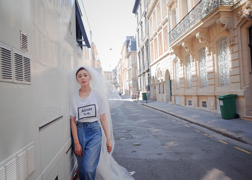 张天爱穿T恤牛仔裤戴婚纱头纱,走到街头赚足了回头率