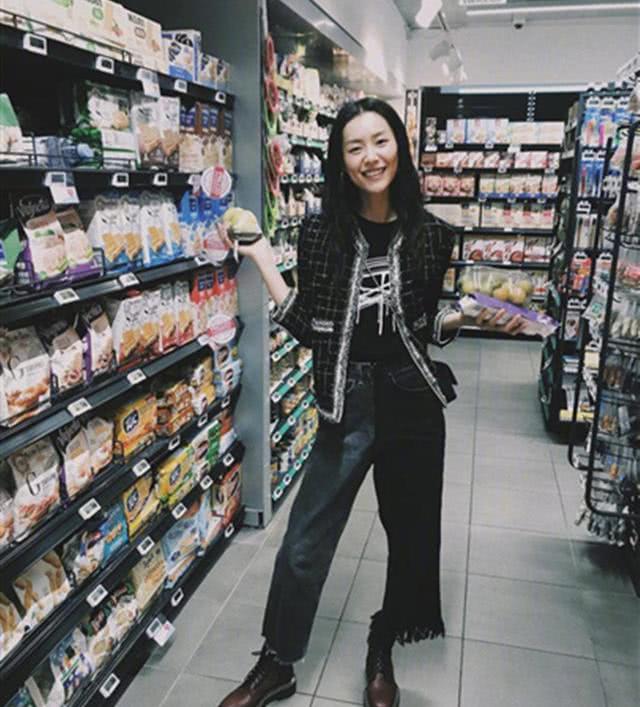 大表姐刘雯维密台下没有明星架子，随意放飞的穿搭也美到爆