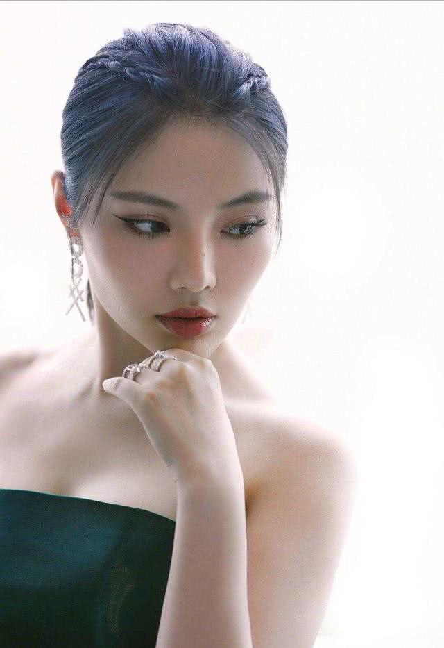 徐冬冬穿深绿色抹胸连衣裙性感UP,这腰臀比太有魅力