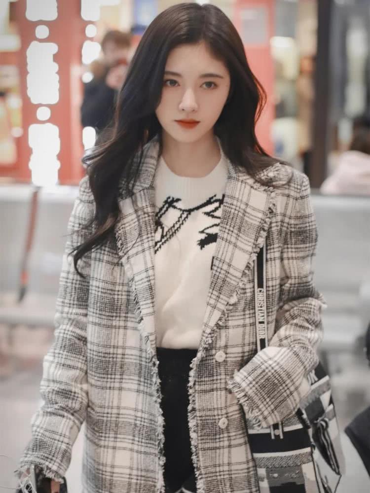 鞠婧祎真是小个子女生的穿搭范本,穿绿色格纹外套化身“抹茶味少女”