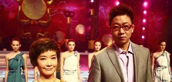 48岁著名主持人，靠第一任妻子出道，如今走红抛弃妻子爱新欢