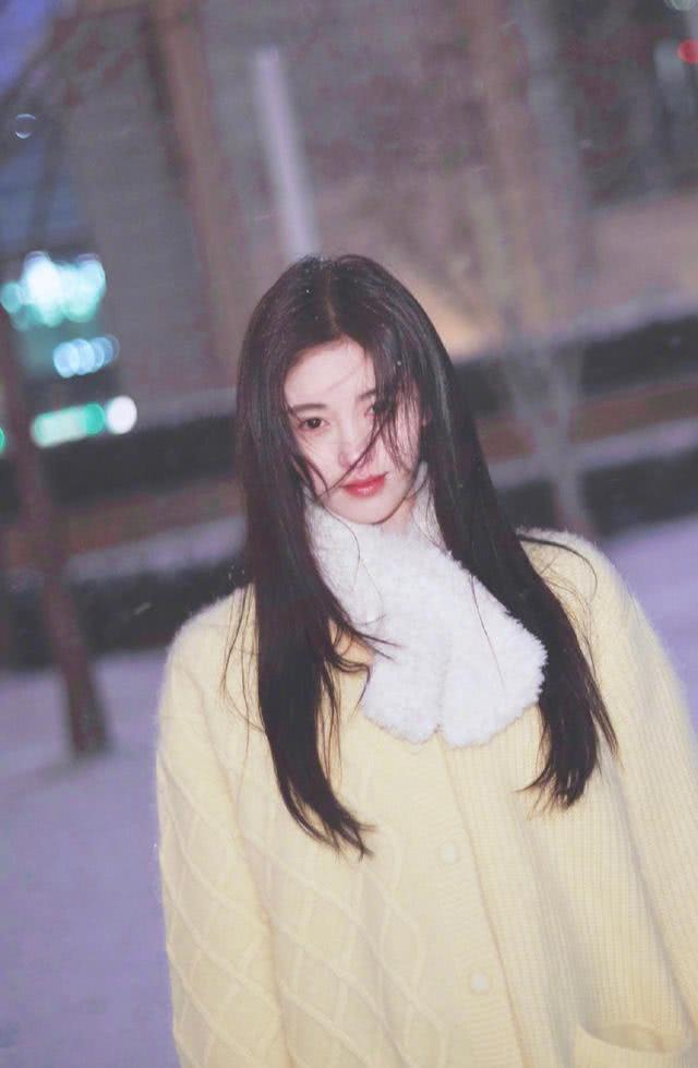 鞠婧祎发元宵节贺图,穿毛衣气质温柔,长发造型太好看