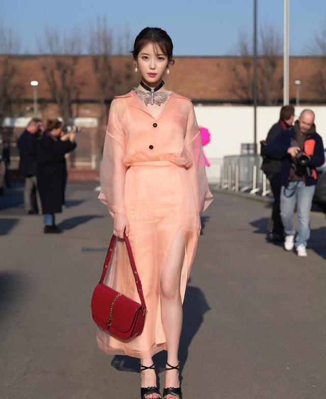 穿粉色礼服的IU,因为脖子里的配饰又火了一把,真靓呀