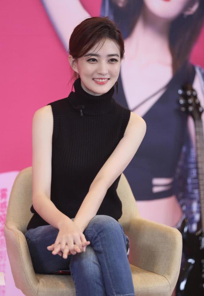 徐璐穿一袭抹胸连衣裙现身活动，高级又时髦