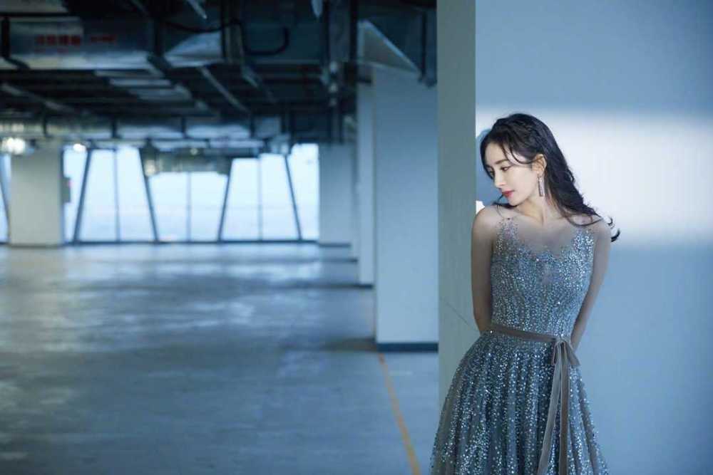 杨幂闪钻连衣裙优雅精致，长卷发造型风情万种