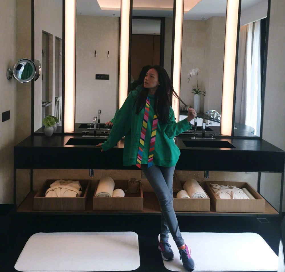 舒淇身穿驼色大衣配上一条“蛇”圈项链，个性十足