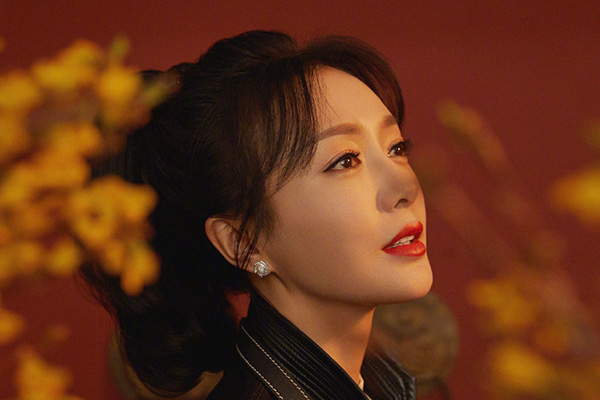 于正深夜秒删视频 40岁秦岚意外素颜睡衣出镜