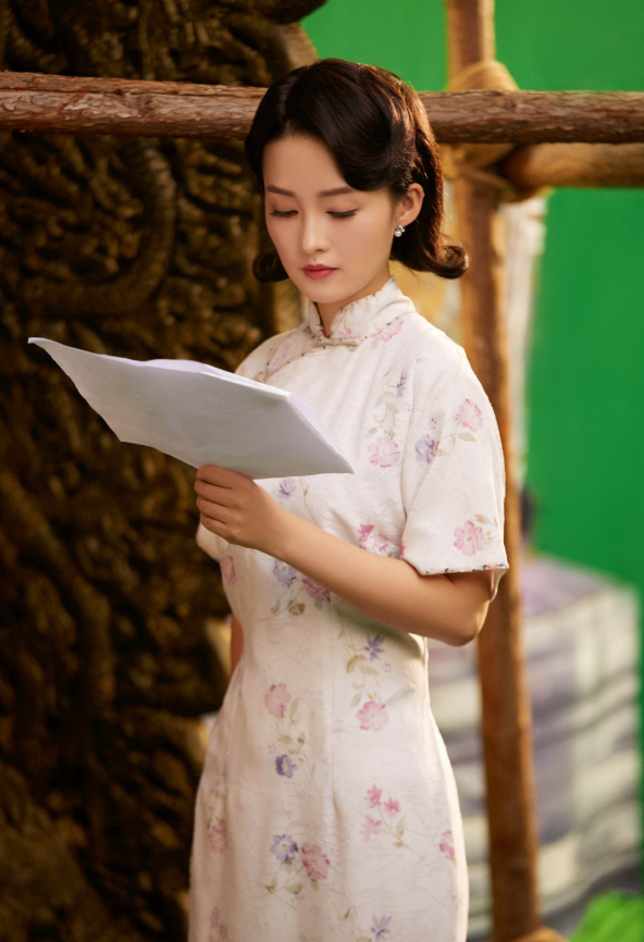 李沁太瘦穿修身裙？优雅甜美气质绝了
