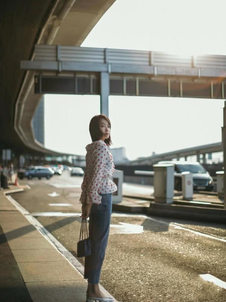 宋茜紫色波点上衫太吸睛,怪不得能逆袭小奶狗