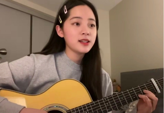 欧阳娜娜的日常穿搭帅气又时髦!黑色西装配休闲裤,看上去攻气十足