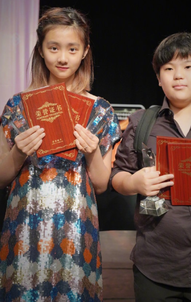 黄磊女儿多14岁就拥有初恋脸,染发+轻熟风短裙凸显时尚感