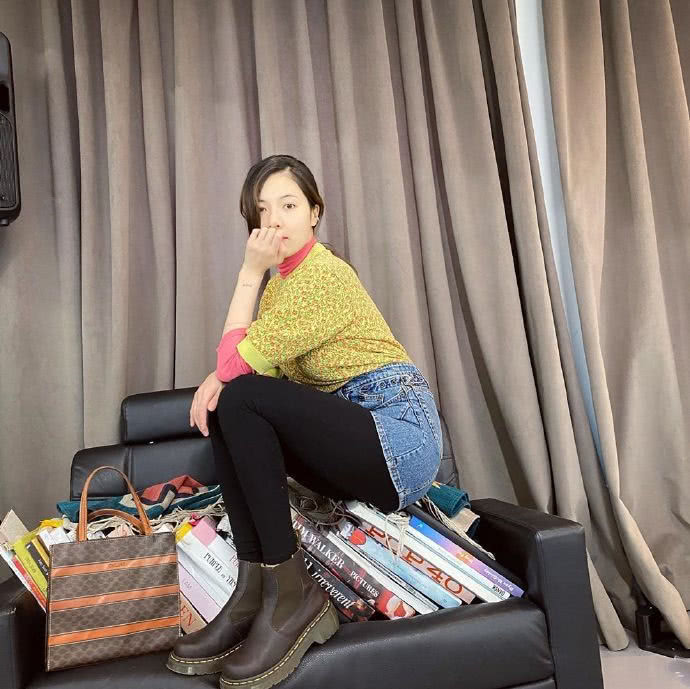 泫雅秀新私服，穿豹纹款短袖搭粉色长袖，搭配还是那么时髦！