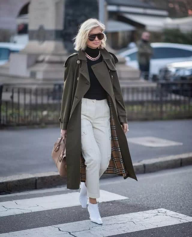欧美街拍：初春风衣搭配这3种鞋子，显高还好看