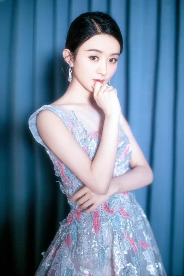 赵丽颖22岁旧照曝光,身穿一件波点的衬衫打扮朴素 清纯甜美