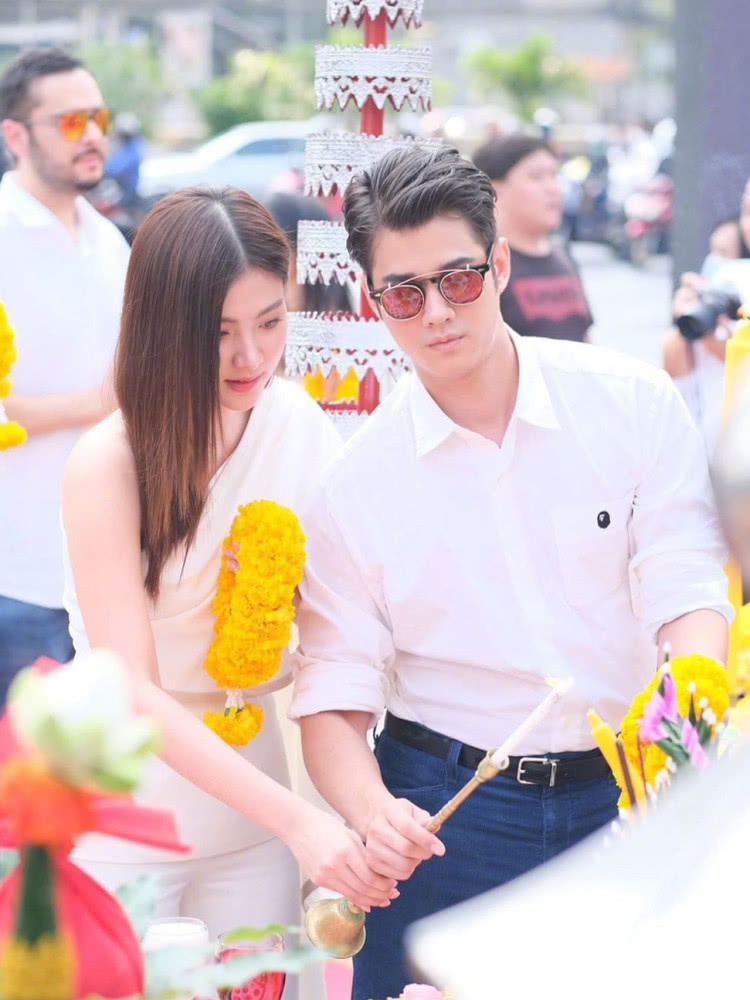 《初恋这件小事》后再合作，小水斜肩造型优雅，马里奥却变油腻？