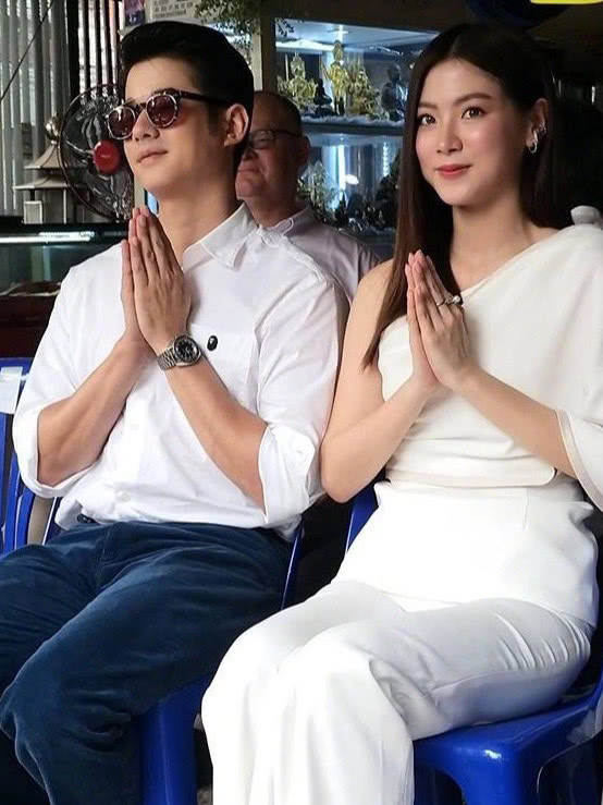 《初恋这件小事》后再合作，小水斜肩造型优雅，马里奥却变油腻？