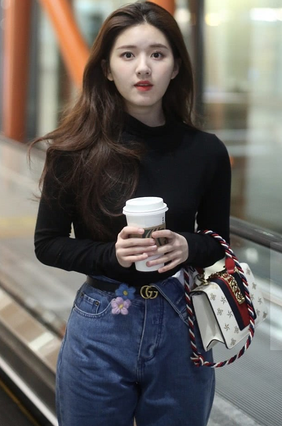 赵露思牛仔裤长短不一太潮了,凭身材轻松穿出小细腰