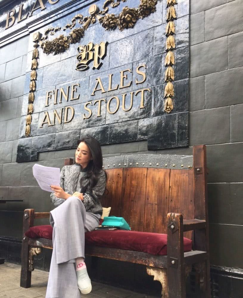 舒淇身穿驼色大衣配上一条“蛇”圈项链，个性十足