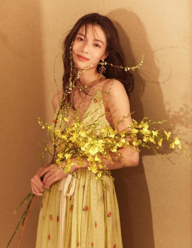 钟楚曦开穿搭新脑洞，身材颜值没得说，绝对是个宝藏女孩了