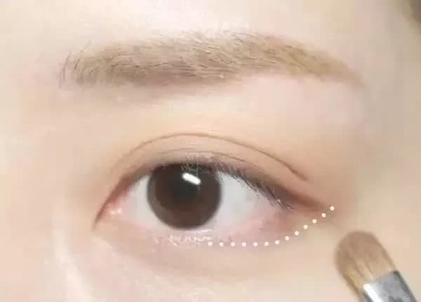 最新流行的“睡不醒妆”，同学们赶紧学起来吧！