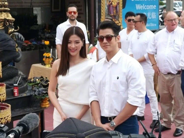 《初恋这件小事》后再合作，小水斜肩造型优雅，马里奥却变油腻？