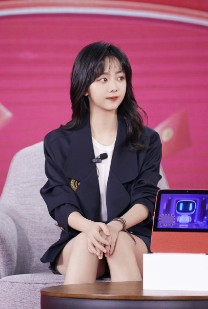 谭松韵留起长发瘦出“V字脸”,美得惊艳