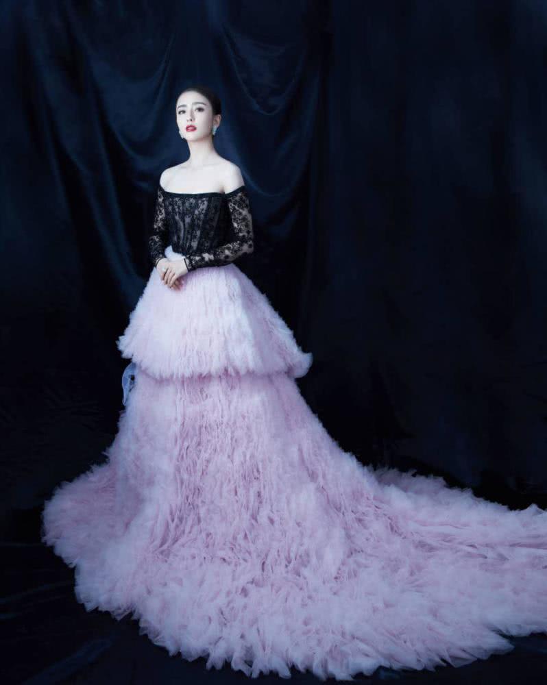 佟丽娅这么“透”的礼裙也敢穿,却让自己美回了颜值巅峰期