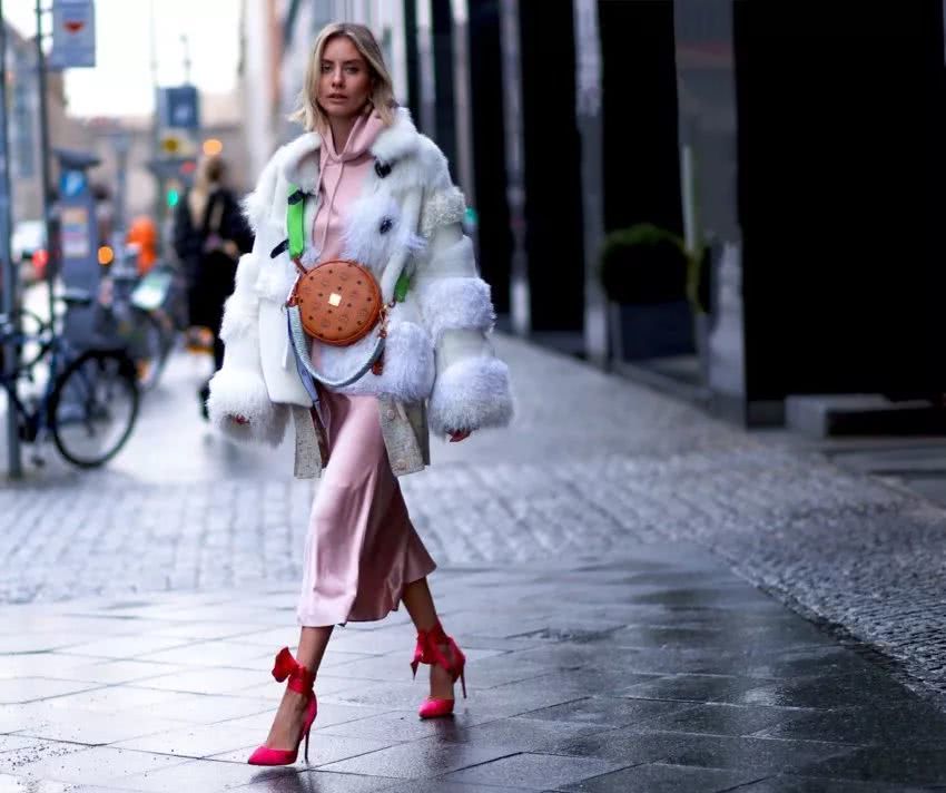 时下复古风流行的圆形包，美出不一样的你！