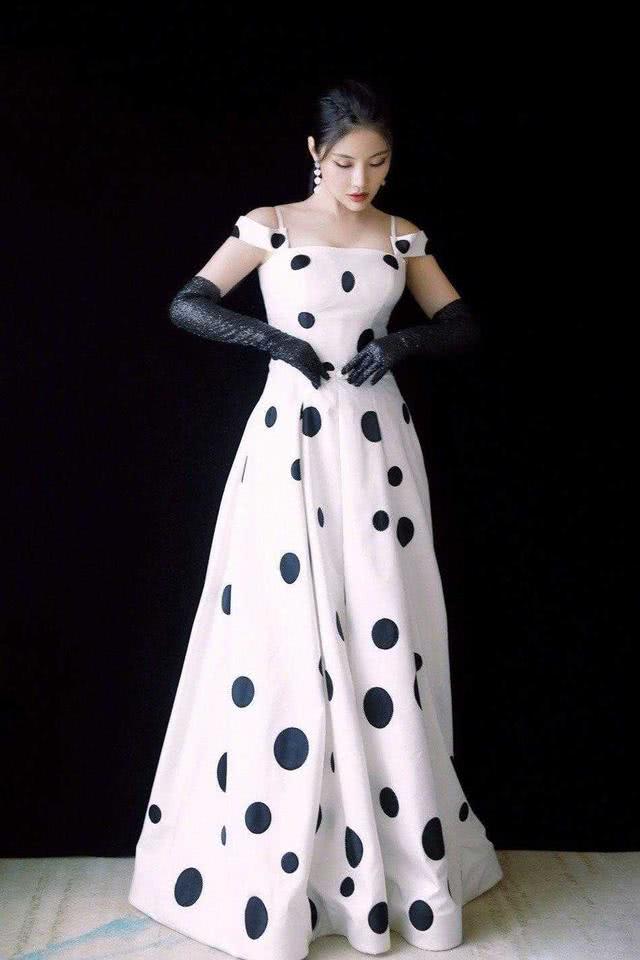 徐冬冬穿深绿色抹胸连衣裙性感UP,这腰臀比太有魅力