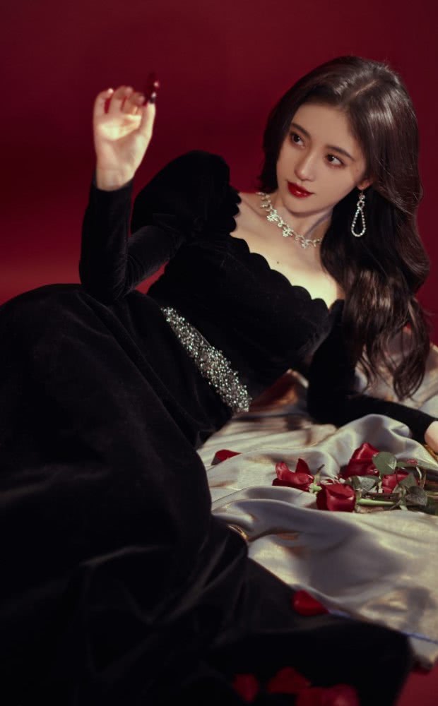 鞠婧祎穿黑色裙子丝绒材质复古时尚感银色腰带修饰腰身，增添亮点