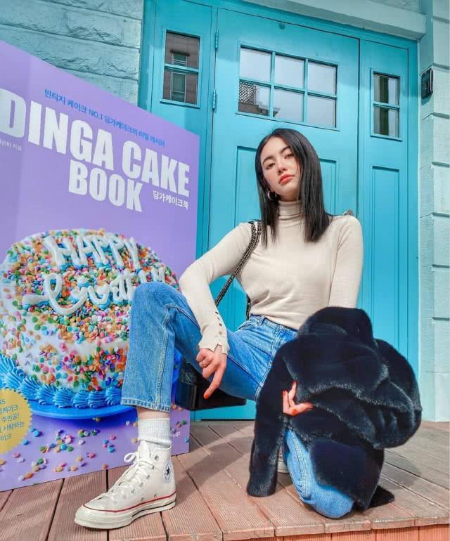 MAI身高175又不失凹凸感,穿牛仔裤配老气皮草竟然很减龄