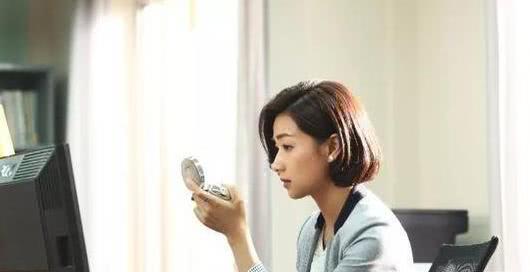 疯狂追剧《新世界》，再次被女神万茜圈粉，风情万种被她轻松穿出