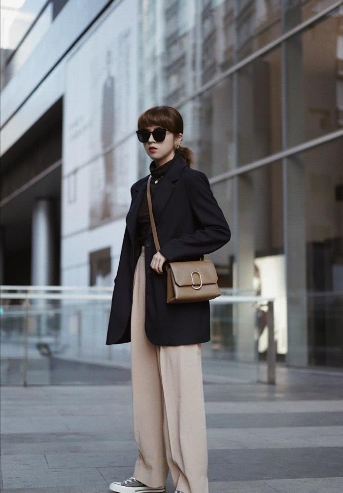 清新脱俗的初春穿搭,简单百搭还不挑人,甜甜的感觉真的好舒服!