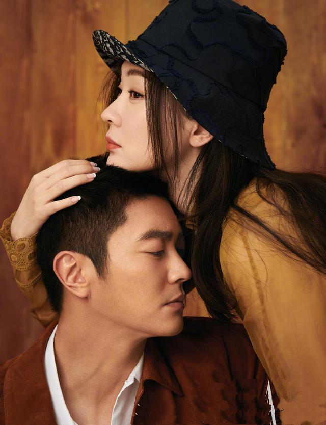 杜江霍思燕合体拍杂志写真,夫妻俩俏皮互动,甜蜜爆棚
