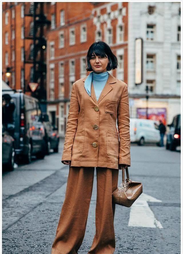 2020经典流行色:蓝+驼色,太治愈了