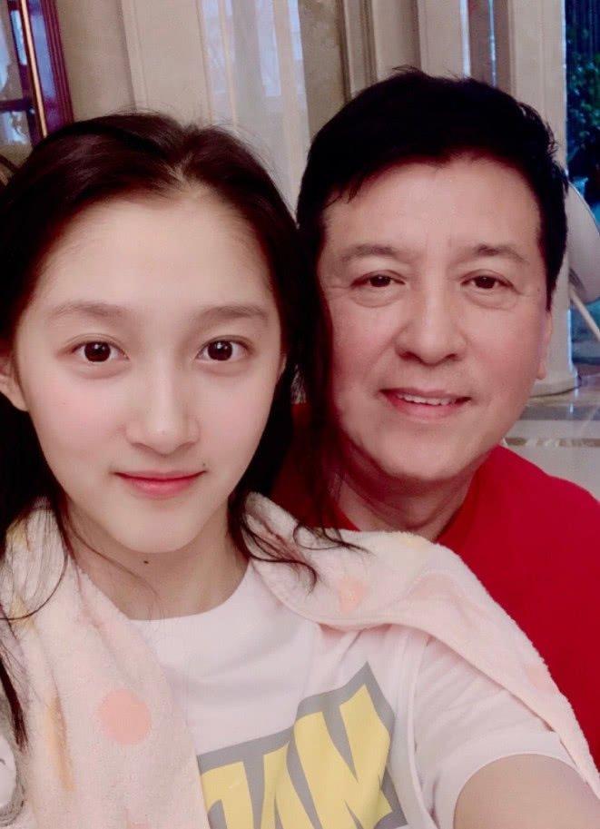 难怪关晓彤的父亲这么眼熟，竟演过这些大热剧，网友：鹿晗怕了吗