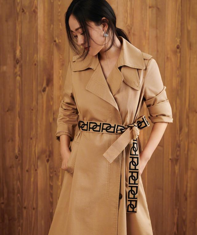 杜江霍思燕合体拍杂志写真,夫妻俩俏皮互动,甜蜜爆棚